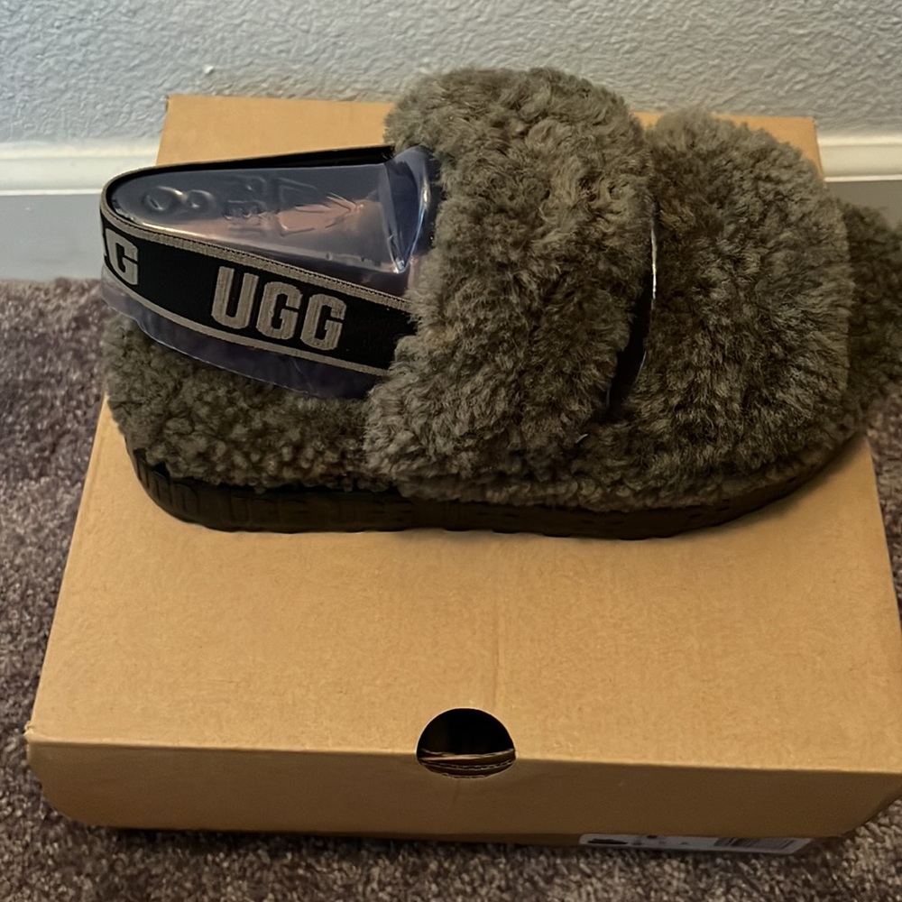 UGG - Picture 2 of 5